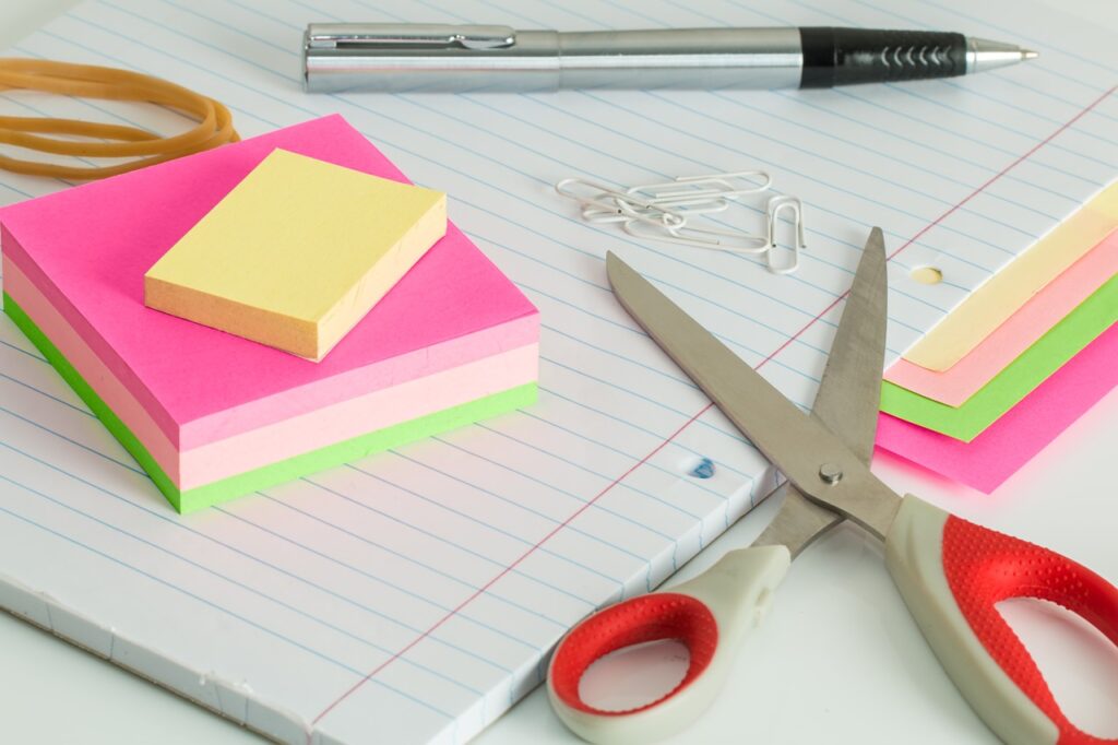 post it notes and flashcards